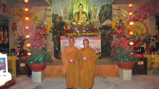 TP.HCM: Từng bừng, lắng động đêm hoa đăng mừng đức Thích Ca thành đạo chùa Linh Sơn, Hóc môn