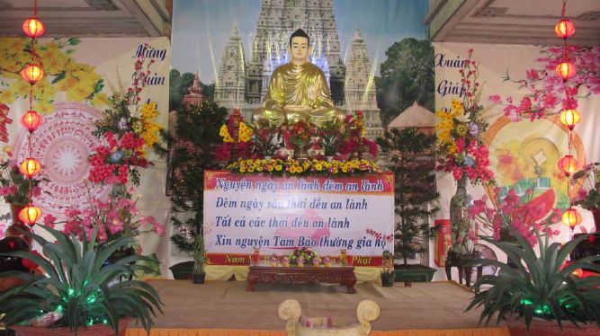 TP.HCM: Từng bừng, lắng động đêm hoa đăng mừng đức Thích Ca thành đạo chùa Linh Sơn, Hóc môn