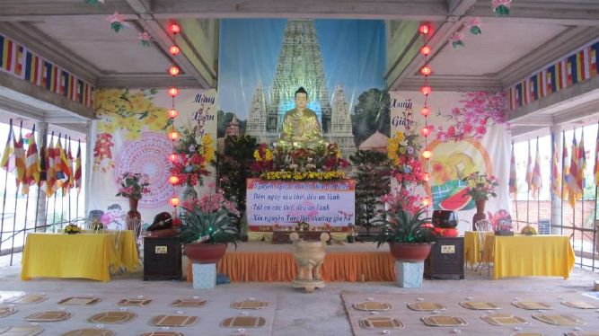 TP.HCM: Từng bừng, lắng động đêm hoa đăng mừng đức Thích Ca thành đạo chùa Linh Sơn, Hóc môn