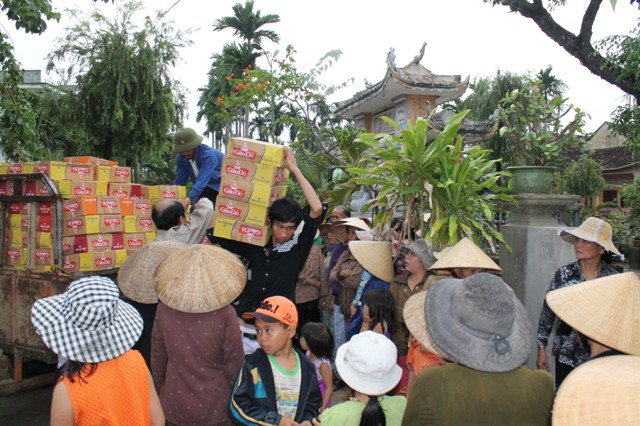 Phật giáo Gia Lai thăm và cứu trợ đồng bào vũng lũ lụt huyện Tuy Phước- Bình Định