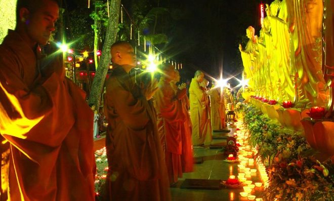 Đồng Tháp: Thiêng liêng, mầu nhiệm đêm hội hoa đăng tại chùa Hoa Lâm