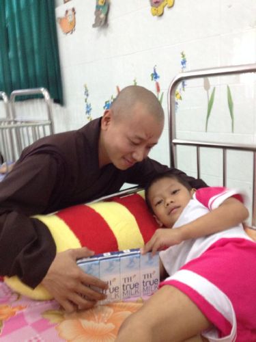 Thầy Thích Thiện Đạt và chương trình thiện nguyện “Ấm áp mùa đông”