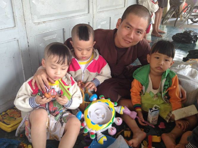 Thầy Thích Thiện Đạt và chương trình thiện nguyện “Ấm áp mùa đông”