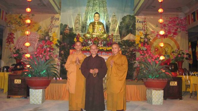 TP.HCM: Từng bừng, lắng động đêm hoa đăng mừng đức Thích Ca thành đạo chùa Linh Sơn, Hóc môn