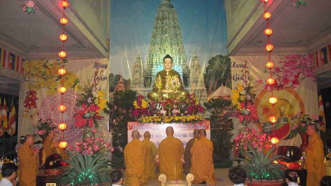 TP.HCM: Từng bừng, lắng động đêm hoa đăng mừng đức Thích Ca thành đạo chùa Linh Sơn, Hóc môn
