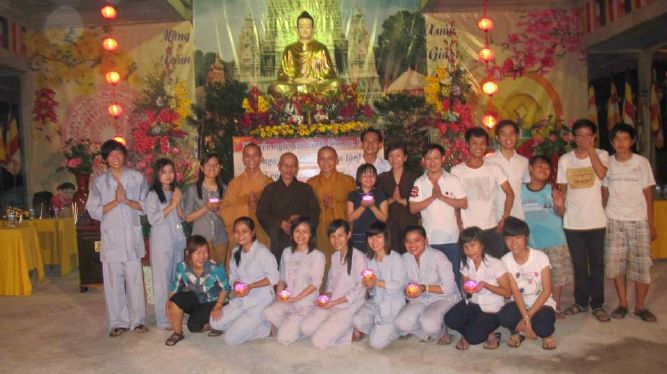 TP.HCM: Từng bừng, lắng động đêm hoa đăng mừng đức Thích Ca thành đạo chùa Linh Sơn, Hóc môn