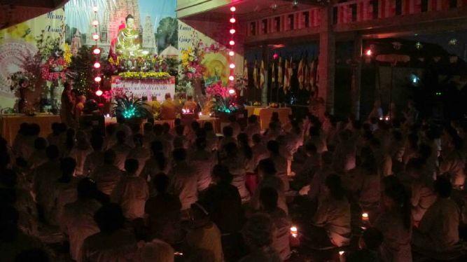 TP.HCM: Từng bừng, lắng động đêm hoa đăng mừng đức Thích Ca thành đạo chùa Linh Sơn, Hóc môn