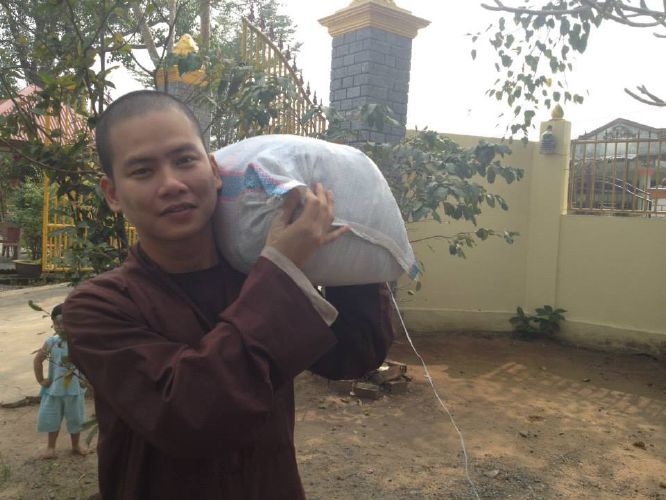 Thầy Thích Thiện Đạt và chương trình thiện nguyện “Ấm áp mùa đông”