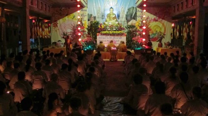 TP.HCM: Từng bừng, lắng động đêm hoa đăng mừng đức Thích Ca thành đạo chùa Linh Sơn, Hóc môn