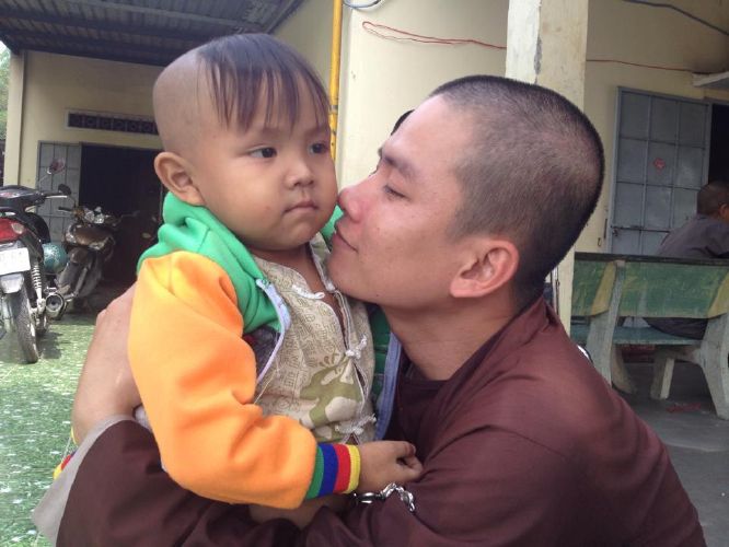 Thầy Thích Thiện Đạt và chương trình thiện nguyện “Ấm áp mùa đông”