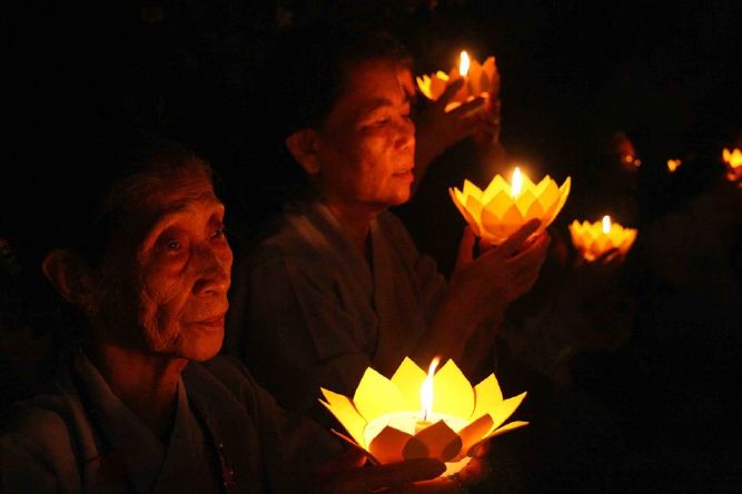 TP.HCM: Từng bừng, lắng động đêm hoa đăng mừng đức Thích Ca thành đạo chùa Linh Sơn, Hóc môn