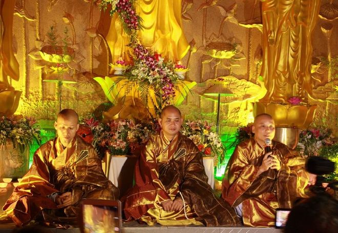 Đồng Tháp: Thiêng liêng, mầu nhiệm đêm hội hoa đăng tại chùa Hoa Lâm