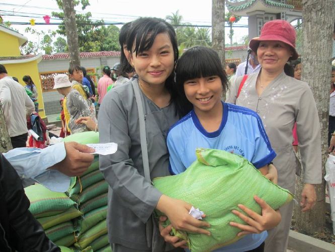 Đồng Tháp: Đoàn từ thiện “Hương miền tây” đến với bà con trước xuân Giáp Ngọ