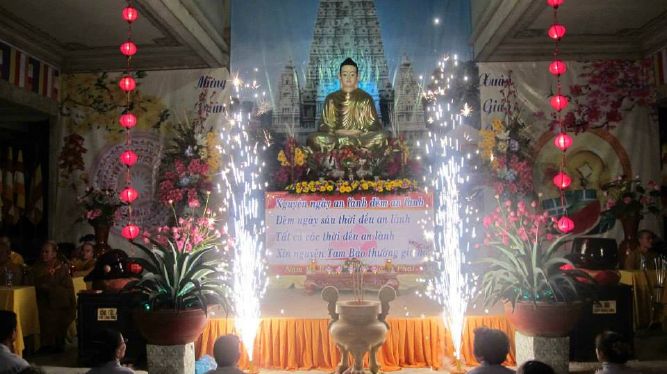 TP.HCM: Từng bừng, lắng động đêm hoa đăng mừng đức Thích Ca thành đạo chùa Linh Sơn, Hóc môn