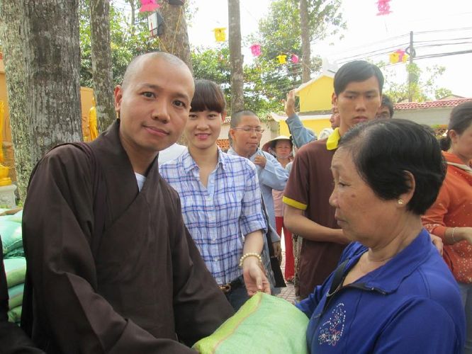 Đồng Tháp: Đoàn từ thiện “Hương miền tây” đến với bà con trước xuân Giáp Ngọ