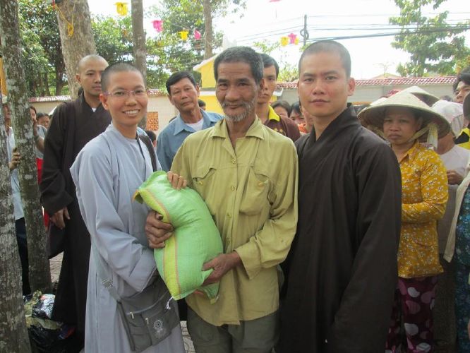 Đồng Tháp: Đoàn từ thiện “Hương miền tây” đến với bà con trước xuân Giáp Ngọ