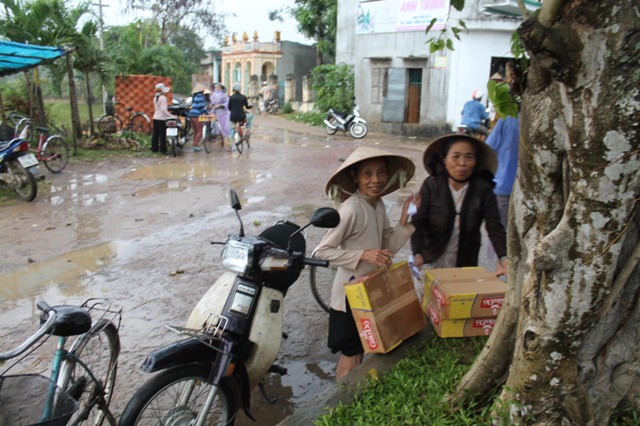 Phật giáo Gia Lai thăm và cứu trợ đồng bào vũng lũ lụt huyện Tuy Phước- Bình Định