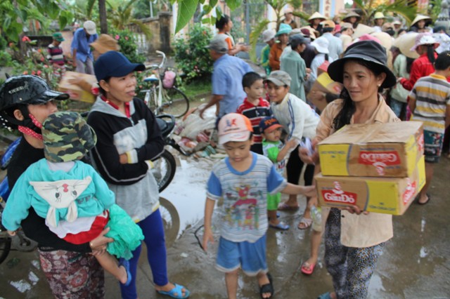 Phật giáo Gia Lai thăm và cứu trợ đồng bào vũng lũ lụt huyện Tuy Phước- Bình Định