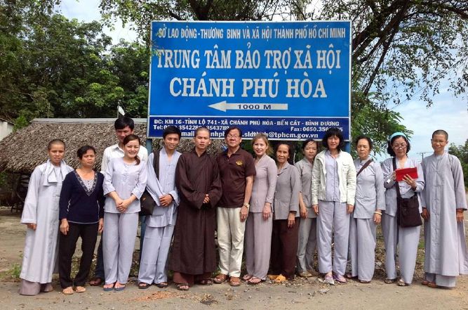 Bình Dương: Thầy Thích Thiện Đạt mang yêu thương đến Trung Tâm Bảo Trợ xã hội Chánh Phú Hoà