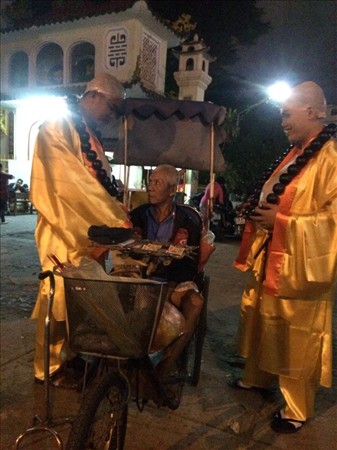TP. HCM: Đức Phật Di Lặc về với những mãnh đời bất hạnh
