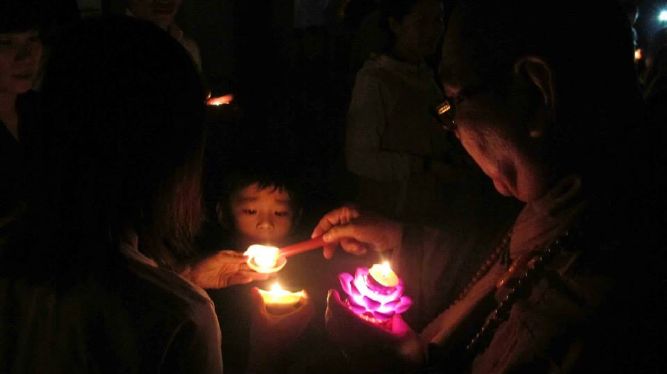 TP.HCM: Từng bừng, lắng động đêm hoa đăng mừng đức Thích Ca thành đạo chùa Linh Sơn, Hóc môn