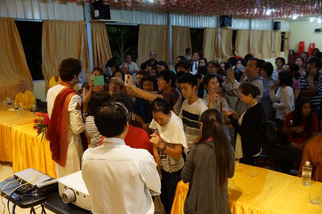 Buổi Chiếu Phim Tại Chùa Vĩnh Nghiêm, Sydney, Úc Châu Được Thành Công Viên Mãn