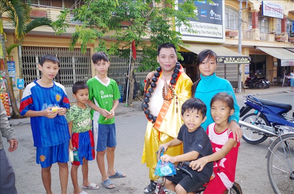 Đức Phật Di Lặc mang mùa xuân về sông nước miền Tây