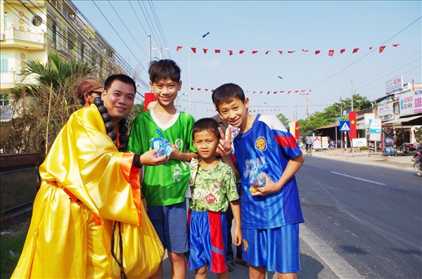 Đức Phật Di Lặc mang mùa xuân về sông nước miền Tây