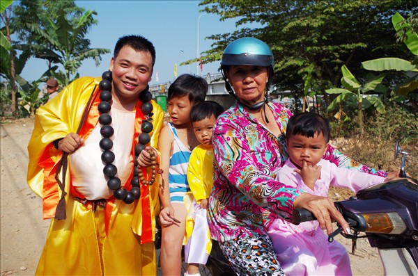 Đức Phật Di Lặc mang mùa xuân về sông nước miền Tây