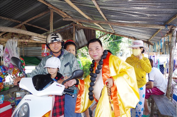 Đức Phật Di Lặc mang mùa xuân về sông nước miền Tây