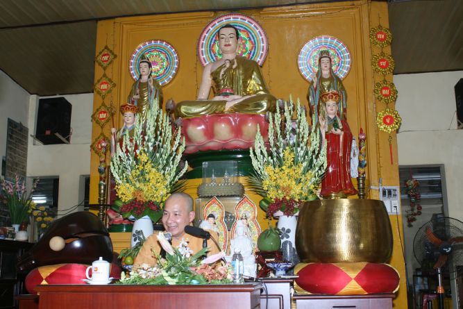 TP.HCM: Hoa đăng mừng khánh đản Đức Phật A Di Đà chùa Thiên Chánh