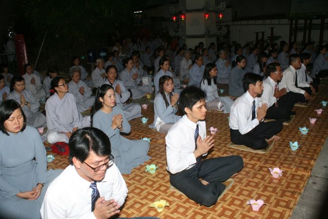TP.HCM: Hoa đăng mừng khánh đản Đức Phật A Di Đà chùa Thiên Chánh