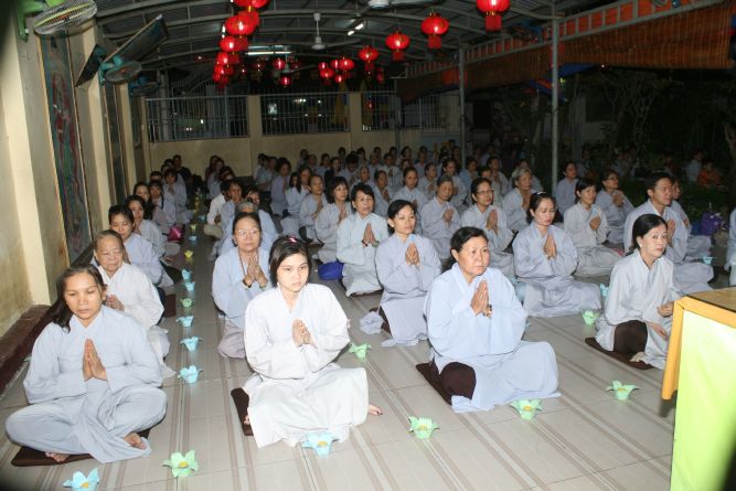 TP.HCM: Hoa đăng mừng khánh đản Đức Phật A Di Đà chùa Thiên Chánh