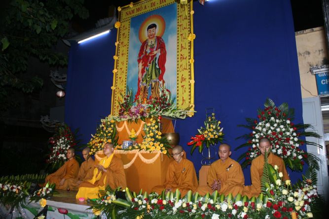 TP.HCM: Hoa đăng mừng khánh đản Đức Phật A Di Đà chùa Thiên Chánh