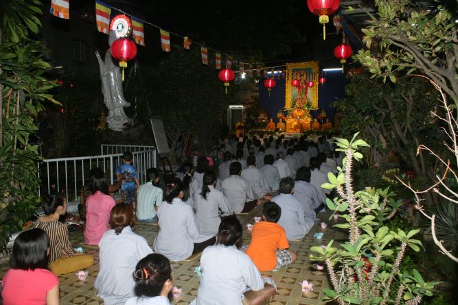 TP.HCM: Hoa đăng mừng khánh đản Đức Phật A Di Đà chùa Thiên Chánh