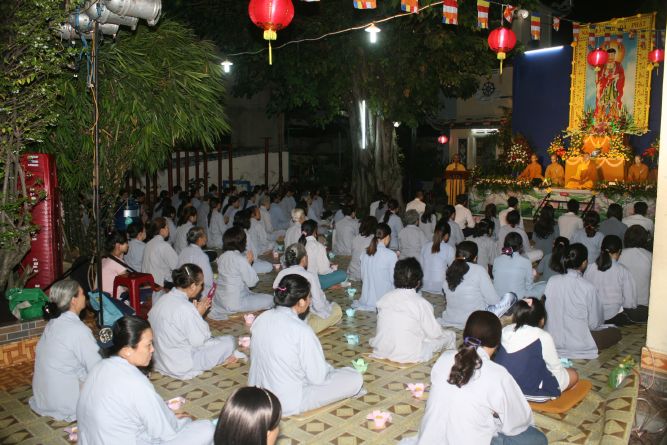 TP.HCM: Hoa đăng mừng khánh đản Đức Phật A Di Đà chùa Thiên Chánh
