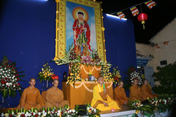 TP.HCM: Hoa đăng mừng khánh đản Đức Phật A Di Đà chùa Thiên Chánh