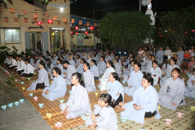 TP.HCM: Hoa đăng mừng khánh đản Đức Phật A Di Đà chùa Thiên Chánh