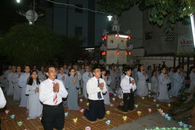 TP.HCM: Hoa đăng mừng khánh đản Đức Phật A Di Đà chùa Thiên Chánh