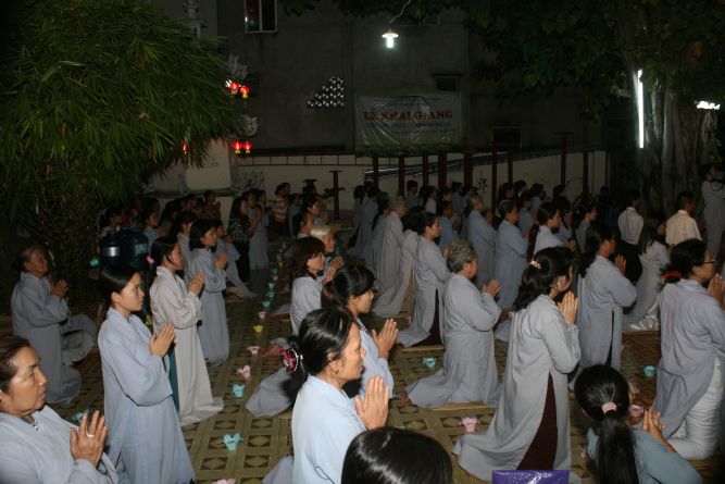 TP.HCM: Hoa đăng mừng khánh đản Đức Phật A Di Đà chùa Thiên Chánh