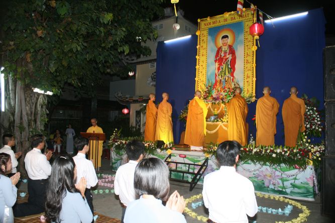 TP.HCM: Hoa đăng mừng khánh đản Đức Phật A Di Đà chùa Thiên Chánh