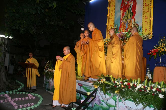 TP.HCM: Hoa đăng mừng khánh đản Đức Phật A Di Đà chùa Thiên Chánh