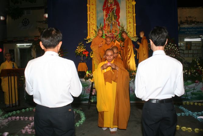 TP.HCM: Hoa đăng mừng khánh đản Đức Phật A Di Đà chùa Thiên Chánh