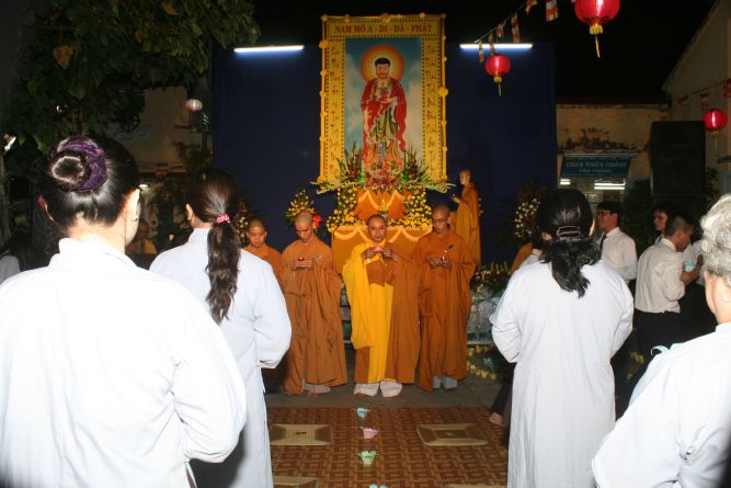 TP.HCM: Hoa đăng mừng khánh đản Đức Phật A Di Đà chùa Thiên Chánh
