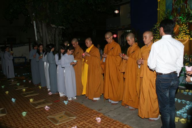 TP.HCM: Hoa đăng mừng khánh đản Đức Phật A Di Đà chùa Thiên Chánh