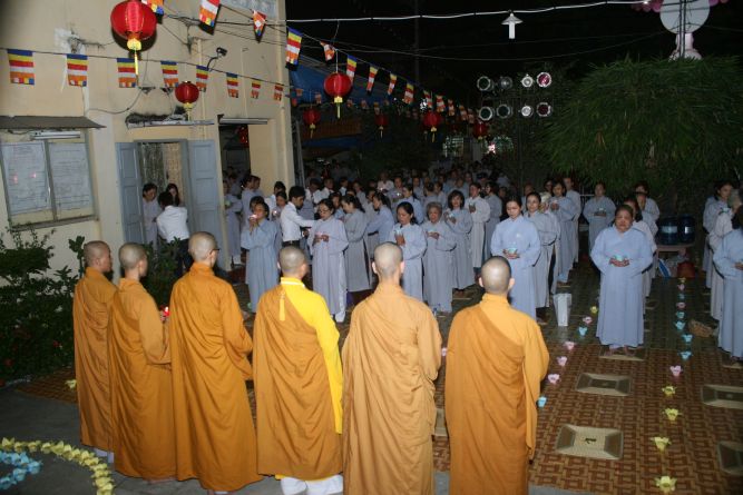 TP.HCM: Hoa đăng mừng khánh đản Đức Phật A Di Đà chùa Thiên Chánh