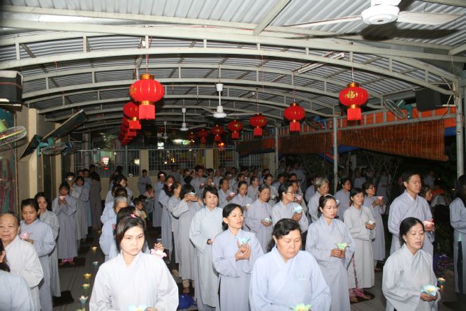 TP.HCM: Hoa đăng mừng khánh đản Đức Phật A Di Đà chùa Thiên Chánh
