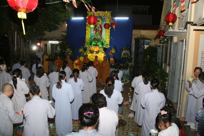 TP.HCM: Hoa đăng mừng khánh đản Đức Phật A Di Đà chùa Thiên Chánh