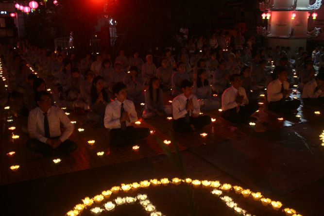 TP.HCM: Hoa đăng mừng khánh đản Đức Phật A Di Đà chùa Thiên Chánh
