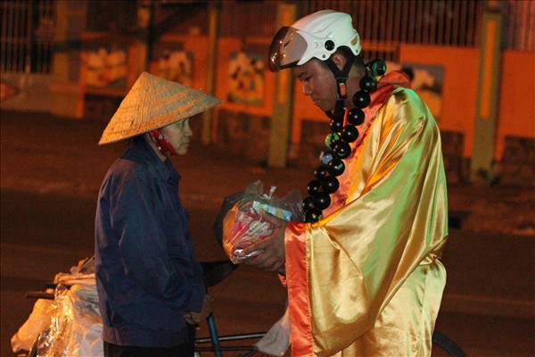 Di Lặc Du Xuân: Đức Phật Di Lặc với người nghèo